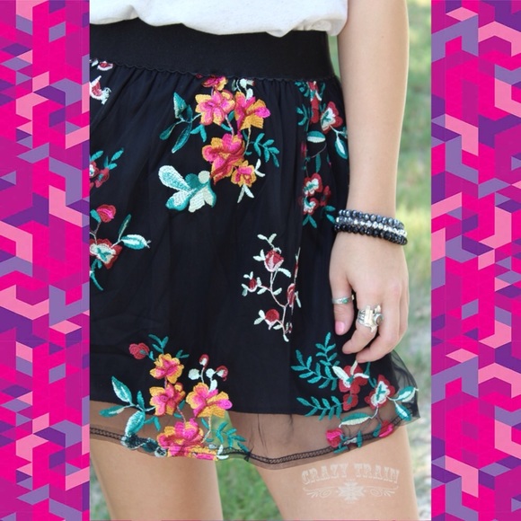Floral Fleek Short Mesh Embroidered Skirt - Picture 2 of 4